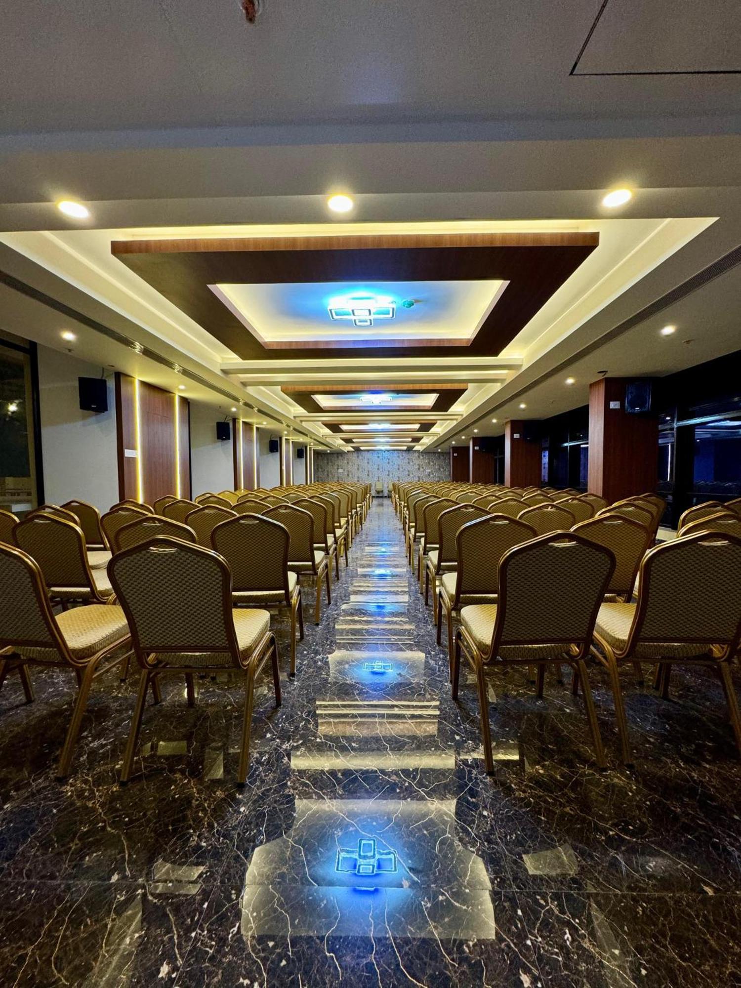 Le Royale Palace Karaikal Luaran gambar