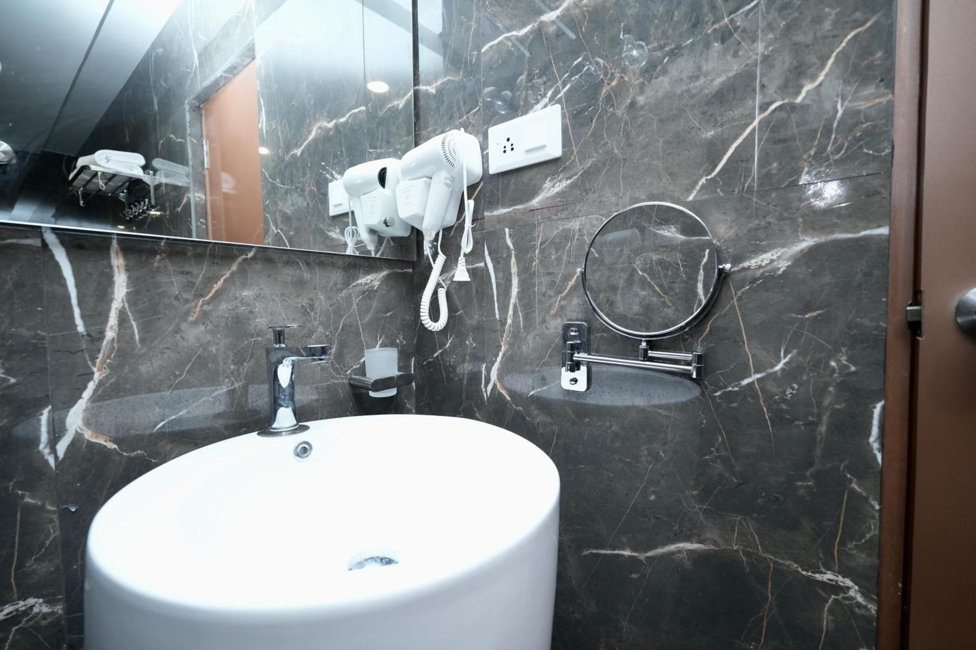 Le Royale Palace Karaikal Luaran gambar