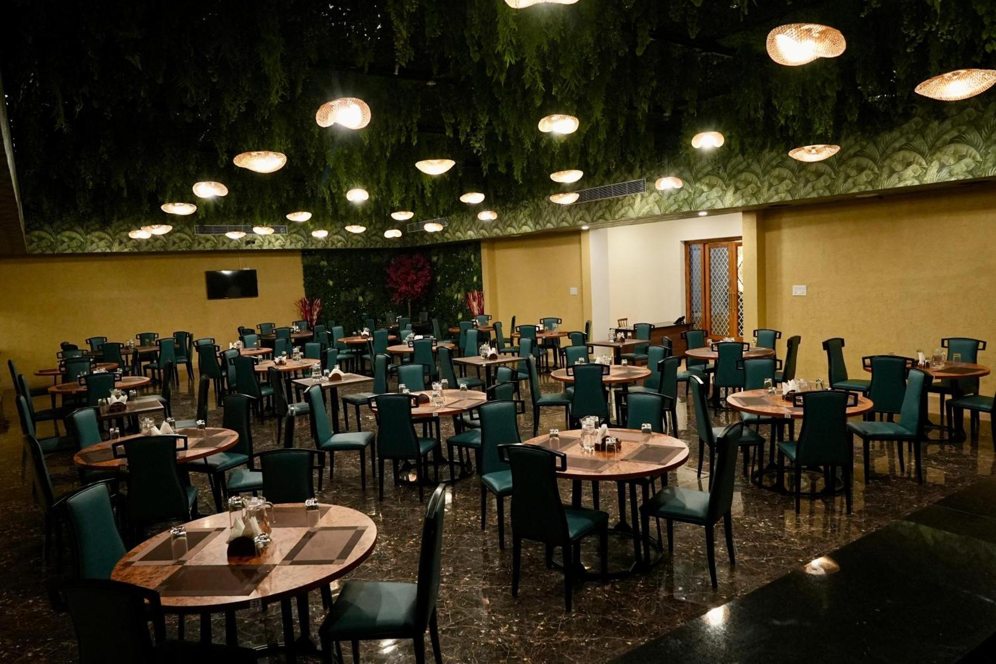 Le Royale Palace Karaikal Luaran gambar