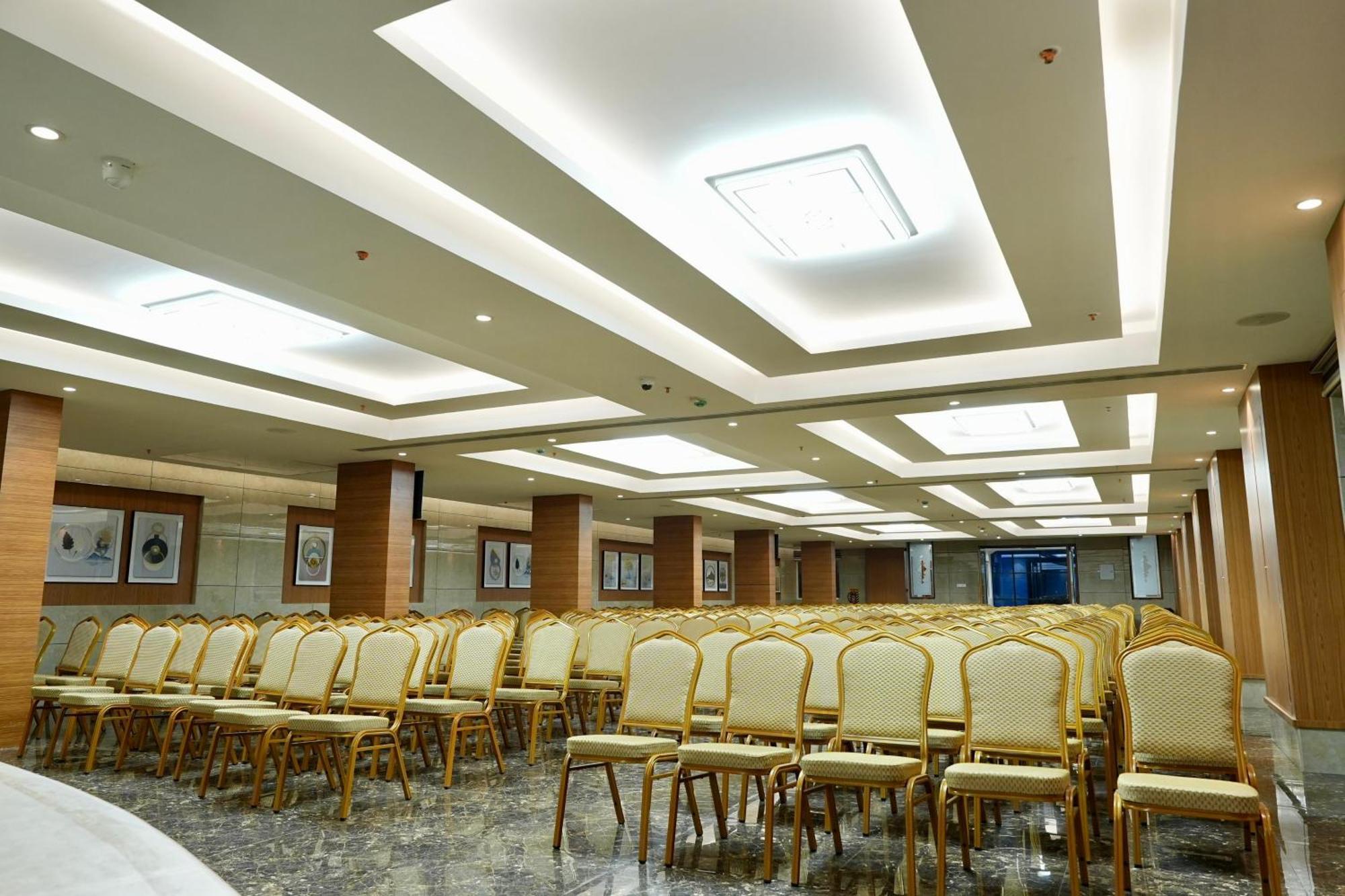 Le Royale Palace Karaikal Luaran gambar