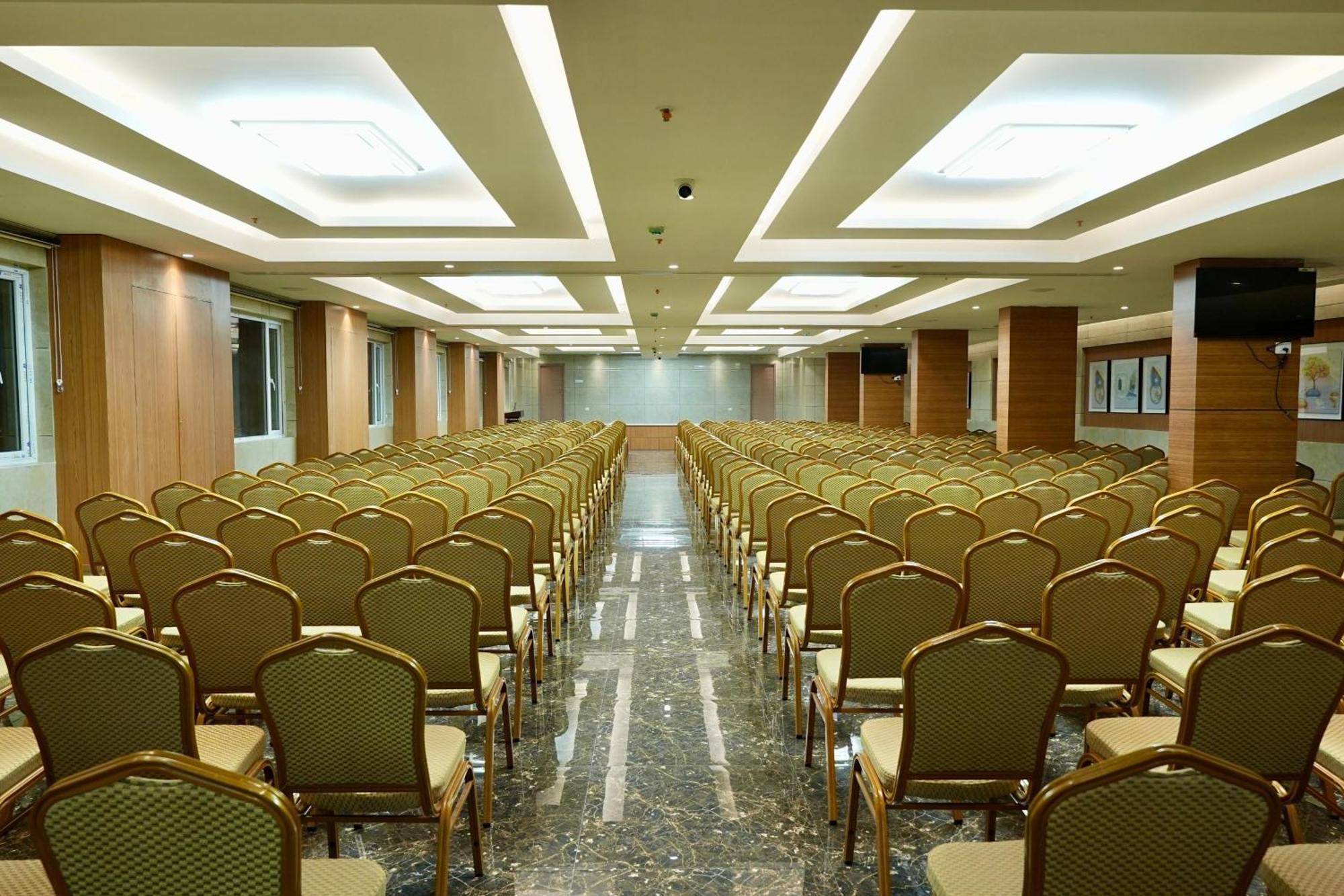Le Royale Palace Karaikal Luaran gambar