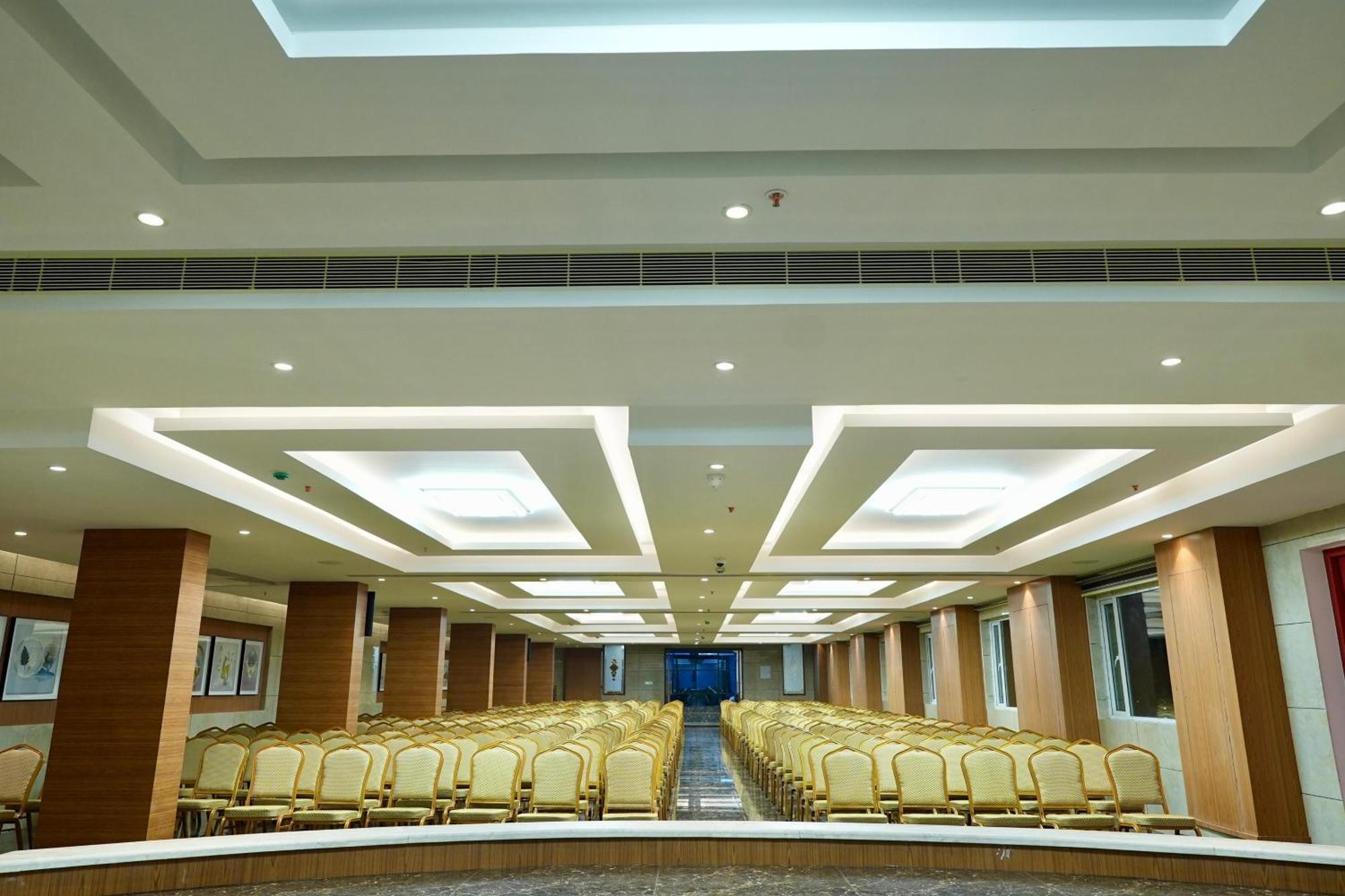 Le Royale Palace Karaikal Luaran gambar