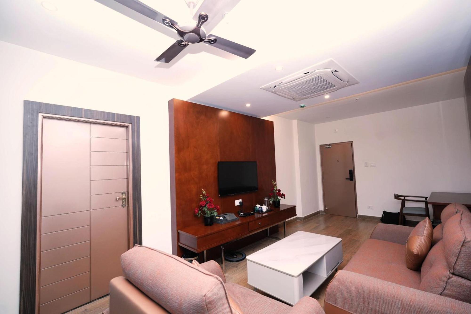 Le Royale Palace Karaikal Luaran gambar