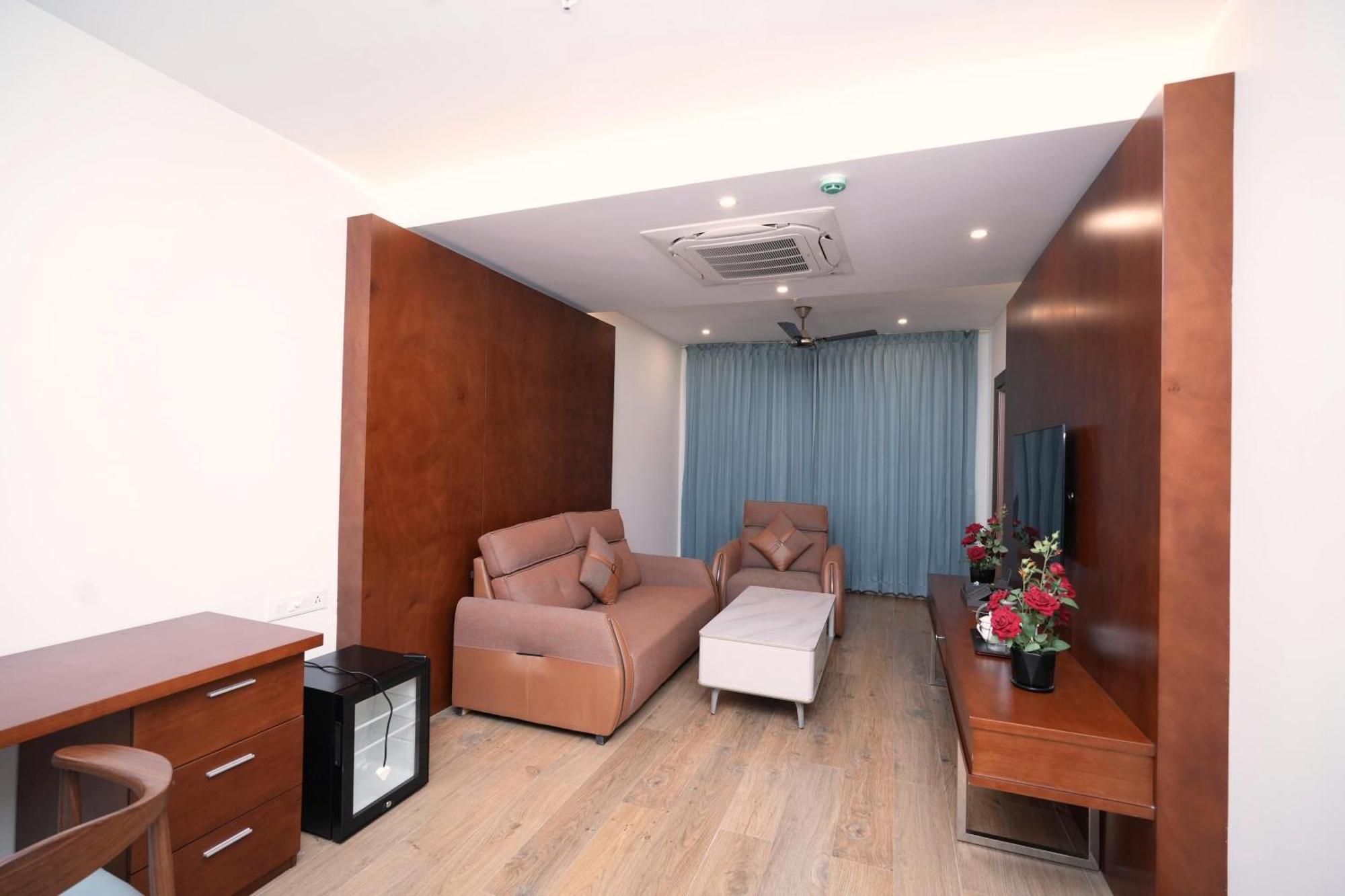 Le Royale Palace Karaikal Luaran gambar