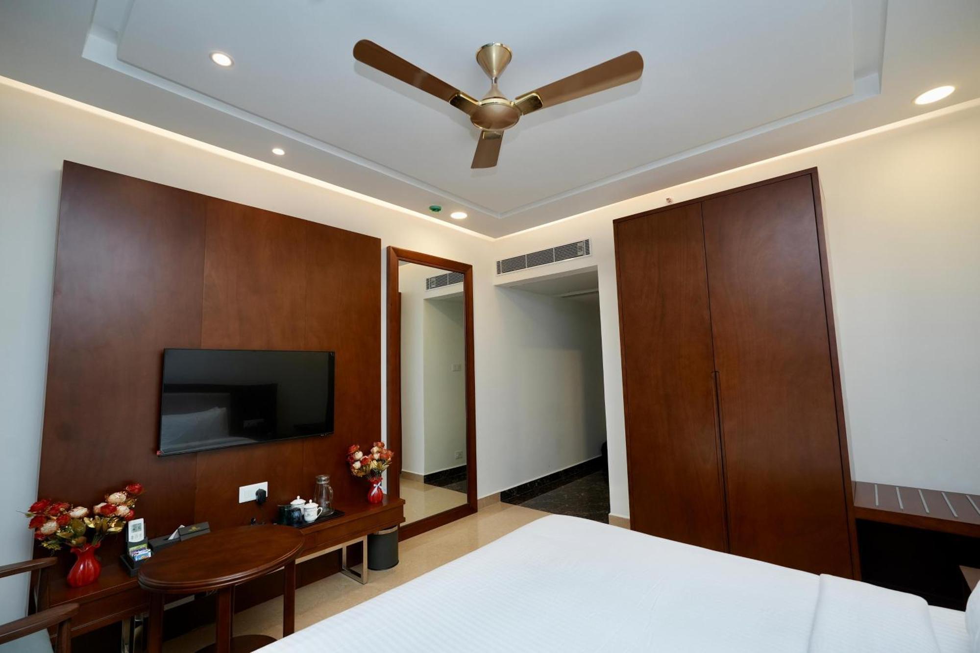 Le Royale Palace Karaikal Luaran gambar